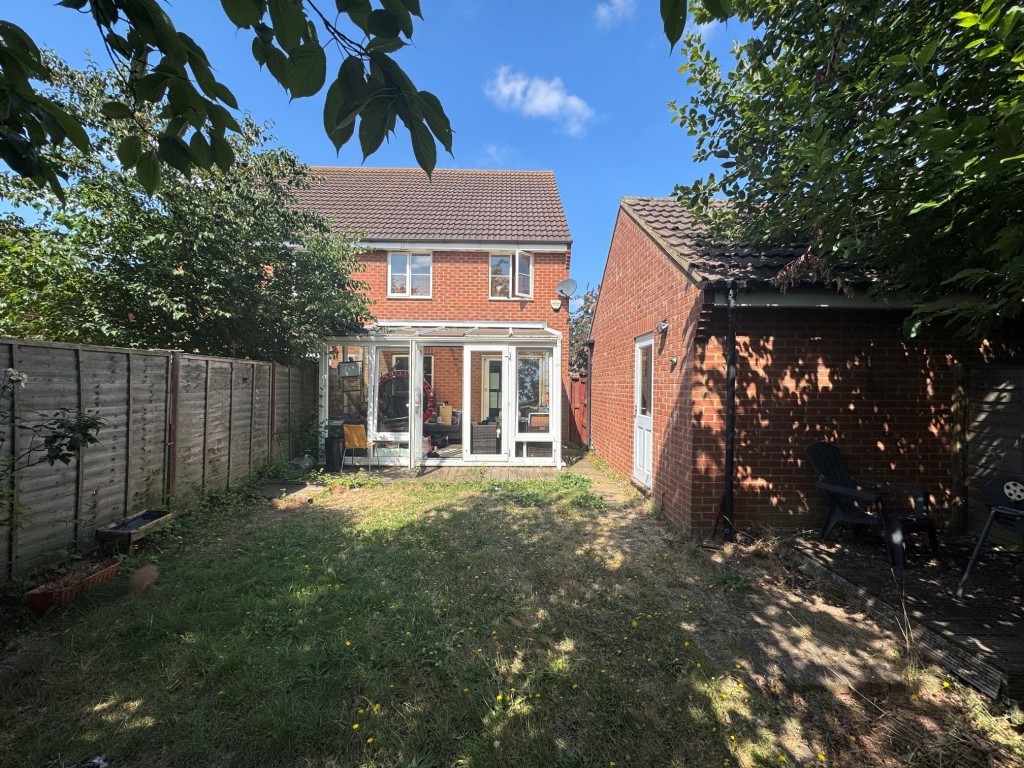 Lot: 216 - FREEHOLD THREE-BEDROOM SEMI-DETACHED HOUSE - A RESIDENTIAL INVESTMENT - Rear elevation
